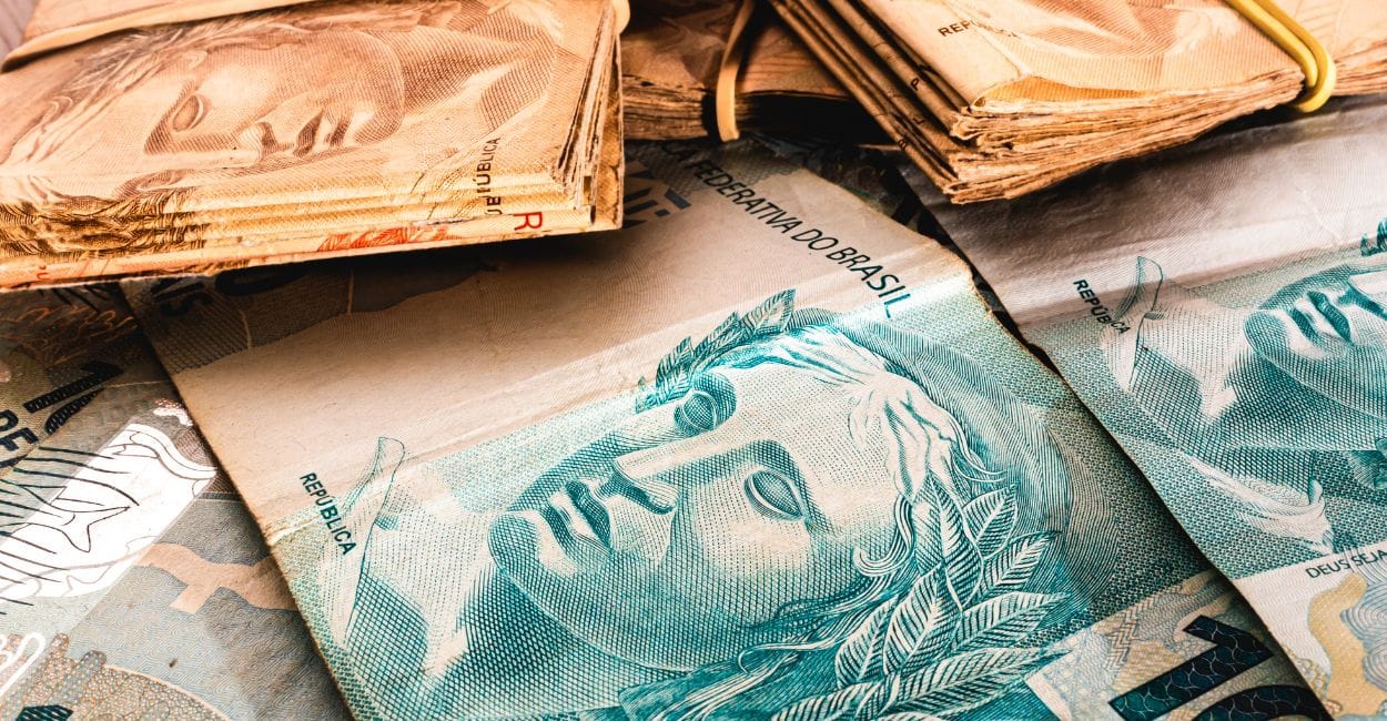 foto de notas de dinheiro representando como sair das dívidas