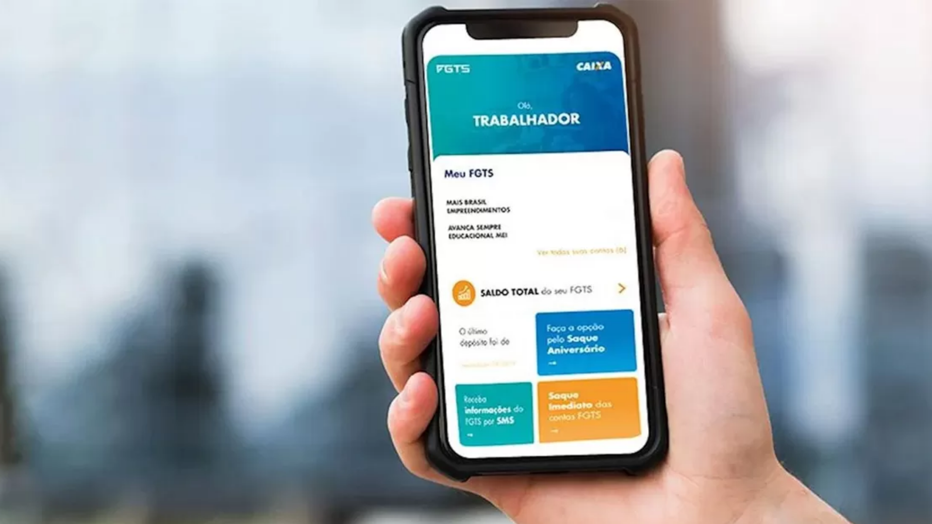 Trabalhador usando aplicativo do FGTS para consultar saque aniversário