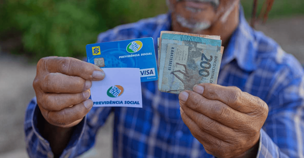 Idoso consulta extrato de pagamento do INSS no celular