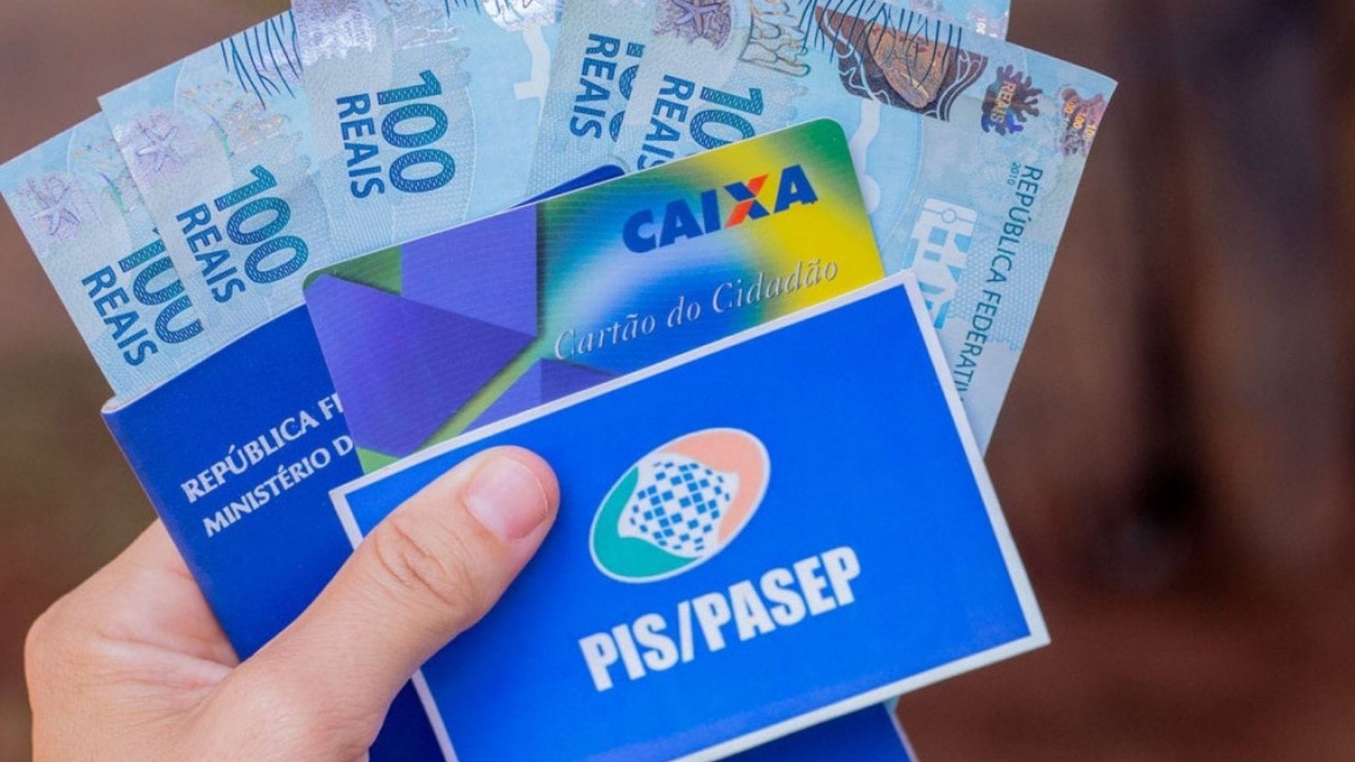 Trabalhador verificando benefício do PIS/Pasep pelo celular