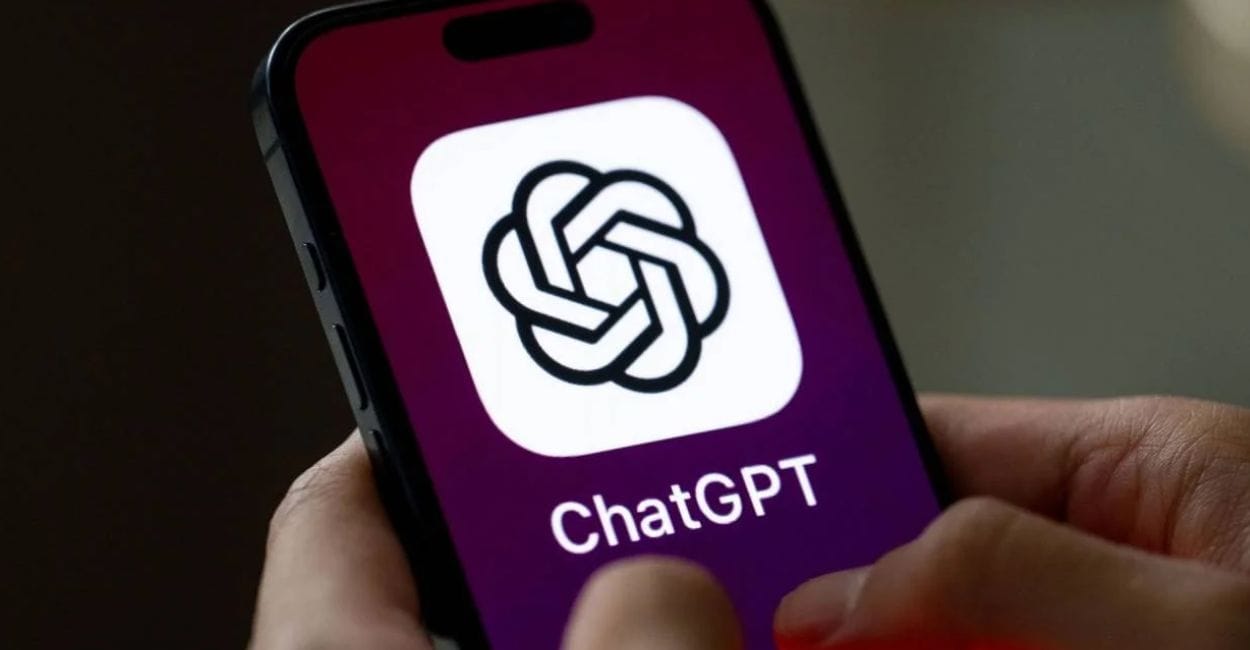 pessoa interagindo com o chatgpt no celular