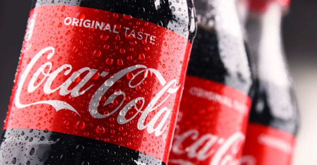 Garrafas de Coca-Cola exibidas em loja com destaque para promoções personalizadas via IA